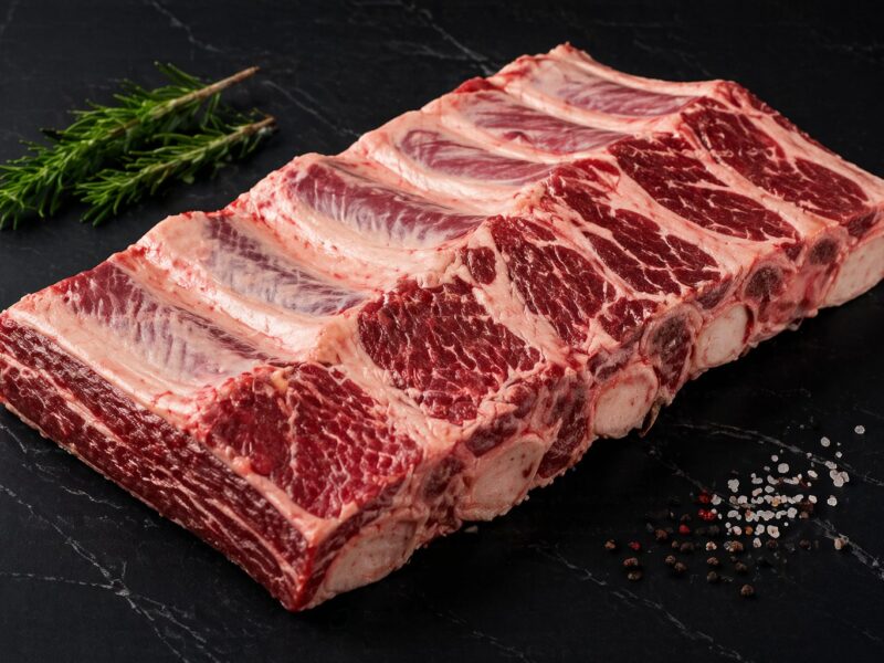 Asado de tira argentino con hueso, corte presentado