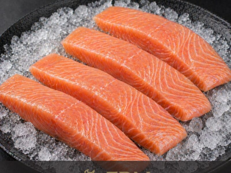 Porciones de salmón sobre hielo