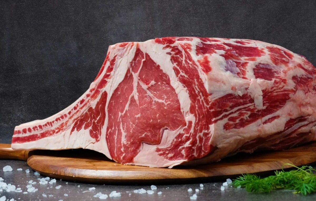 Tomahawk de vacuno presentado en tabla de madera