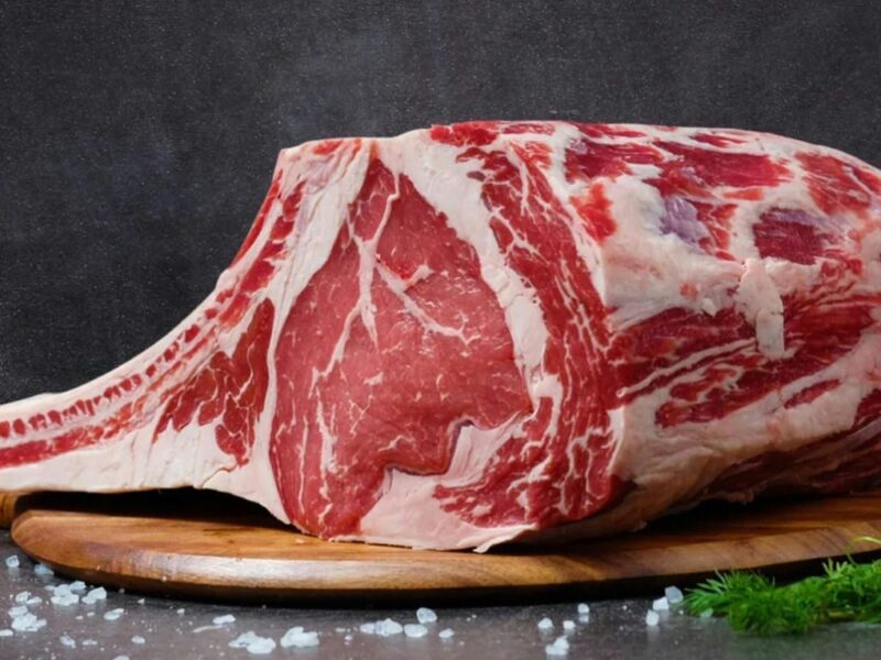 Tomahawk de vacuno presentado en tabla de madera